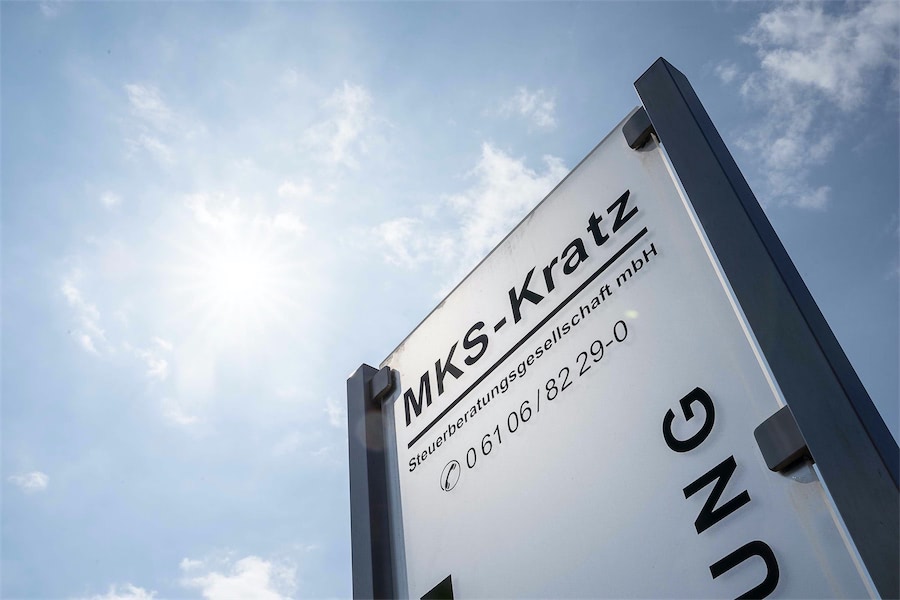 Eingangsschild Moderne Steuerberatungskanzlei MKS-Kratz.